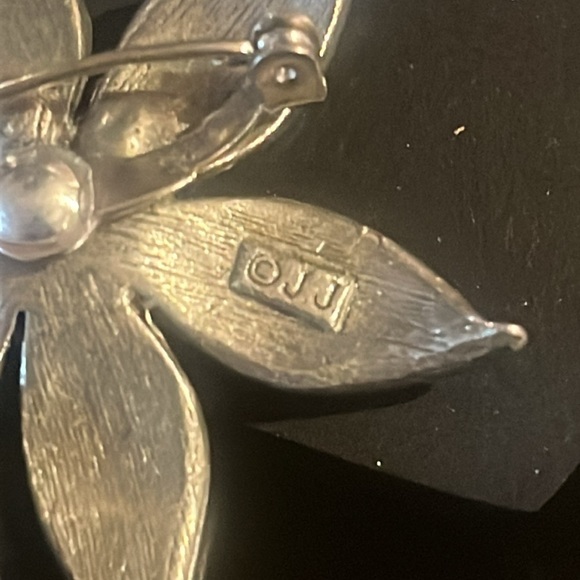"JJ" Jonette Jewelry Silver Pewter BEAUTIFUL Blue/green Crystal Flower Pin - Picture 7 of 7